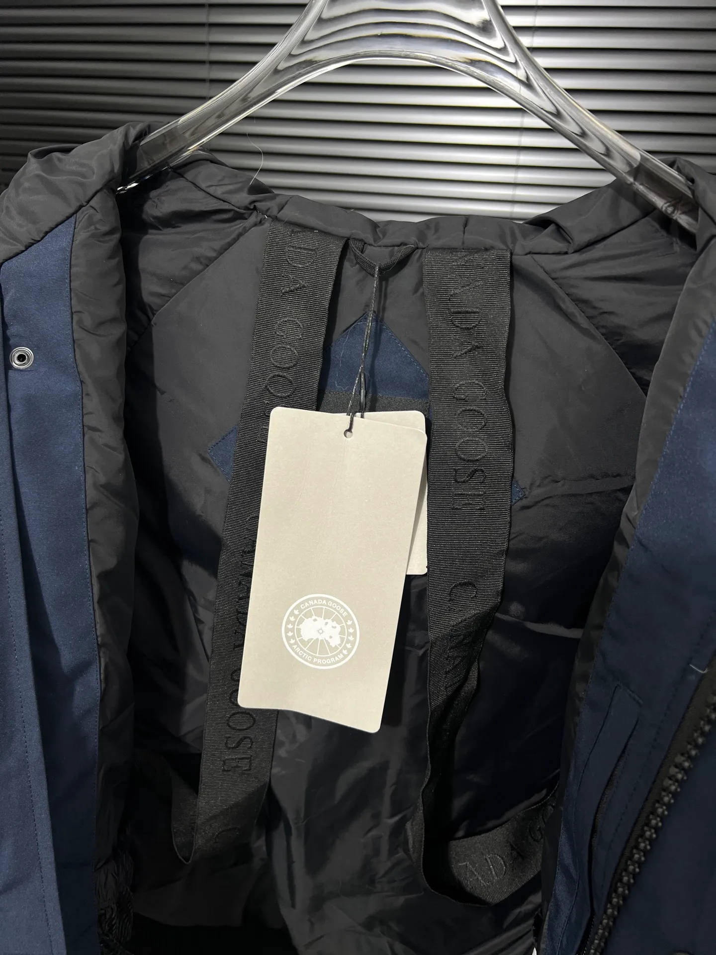 P720 🆕Top version! Comes with a tote bag! Chip version💰𝑪𝒂𝒏𝒂𝒅𝒂 𝑮𝒐𝒐𝒔𝒆/Canada Goose Chilliwack Goose 01 bomber jacket down! The top original replica version refers to the highest version in China currently (there is no one) ⚠️Note: There is no foundry in China! ! ! Saying it is original order, ZP goods, pure original goods, etc. is just a gimmick by some peers. Do not be deceived!  ⚠️Note: The latest version of this year’s authentic product has a strap (the latest version can be bought at the newly opened Galeries Lafayette Canada Goose counter in Beijing) ⚠️Note: (The authentic product does not have blue wash marks this year) Version comparison introduction 1⃣️Top replica: Made of 18-count polyester-cotton blended fabric imported from South Korea (authentic synchronized fabric), national standard 90 white duck down, western Canadian coyote hair 2⃣️Mid-range version: Made of domestically produced 21-count polyester-cotton fabric, 50% standard white duck down, Eastern Canada coyote hair, top original goose analysis Analysis 1 (wolf hair): All customers are guaranteed to receive a fur collar that is grayer than the original color. Each wolf hair is 55cm long and 14cm wide, all made from wild first-grade gray wolf skins in western Canada! Analysis 2 (Trademark): We use dyed embroidery thread to truly achieve 100% reproduction of the trademark, ensuring that the embroidery thread is exactly the same as ZP, with zero color difference and 100% reproduction of the map letters! (We can guarantee that no one in our industry is more attentive and professional than us!) Analysis 3 (fabric): As we all know, the Canada Goose ZP fabric in previous years was a 21-count polyester-cotton washed, calendered and brushed fabric that was relatively hard. Last year and this year, dozens of authentic products purchased were all made of 18-count pure cotton fabrics, and we finally decided to use 18-count polyester cotton! (ZP synchronized fabric) Analysis 4 (Accessories): Domestic exclusive version of Velcro, one to one Y-shaped double hook original Velcro, YKK zipper, exclusive original workmanship of washed threaded down jacket!  Authentic products are not 100% perfect and flawless. Authentic products also have velvet hair loss, and most of the authentic wolf fur is mainly eastern yellow wolf fur. (Because our wolf skins are all auctioned at the same auction house as authentic products) There is an auction list to prove it.  At the same time, I will teach you a trick: buy an authentic product from Tmall, buy a piece of clothing from a merchant you trust at the same time, and come back to compare the details. ⚠️ Remember you get what you pay for! Don't be greedy for small gains, or you will suffer big losses! Color: Black Navy Beige Graphite Gray Royal Blue Size: XS S M L 54 120 84 79 140-160 XL 56 124 86 81 160-180 XXL 58 128 88 83 180-200
